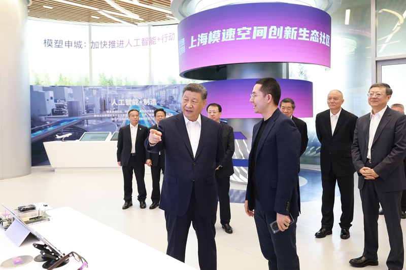習(xí)近平在位于徐匯區(qū)的上海“模速空間”大模型創(chuàng)新生態(tài)社區(qū)，察看大模型產(chǎn)品展示。新華社記者王曄 攝.jpg