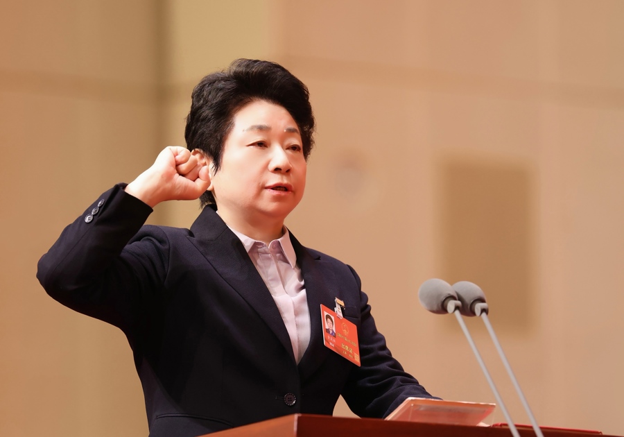 昨天上午，市十六屆人大二次會議憲法宣誓儀式舉行。新當(dāng)選的市人大常委會主任黃莉新進行憲法宣誓。袁婧 攝  .jpeg