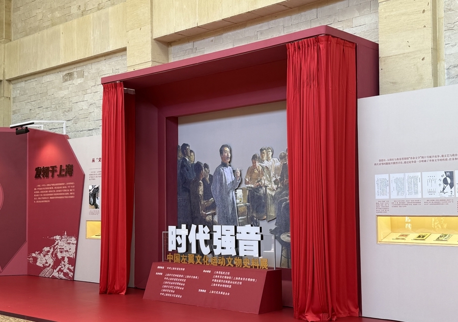 觀眾從上海魯迅紀念館大堂開始“走入”歷史。 施晨露 攝.jpeg