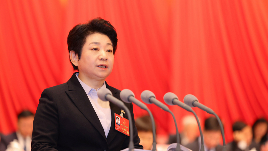 黃莉新作市人大常委會(huì)工作報(bào)告。 袁婧 攝.jpeg