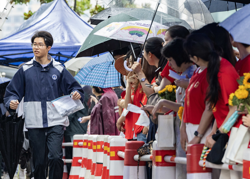 高考首日 雨中鼓勁